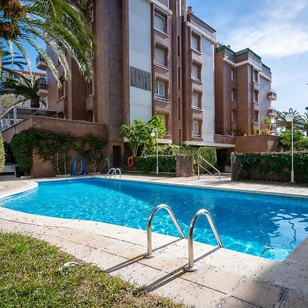 At019 Vistas Frontales De La Playa, Con Piscina *